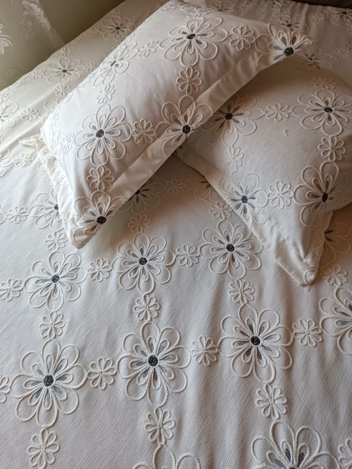 İşlemeli Beyaz Yatak Örtüsü - Görsel 2