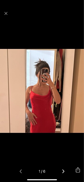 Kırmızı saten elbise
