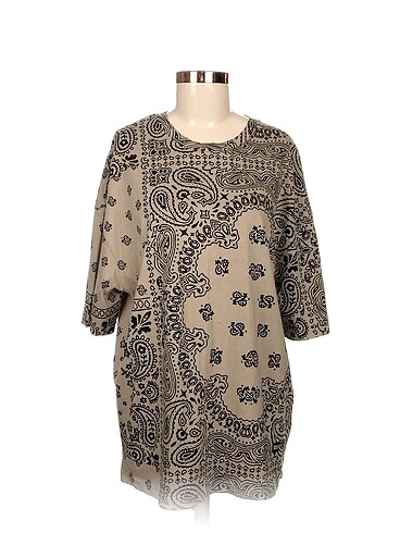Bershka T-shirt %70 İndirimli.