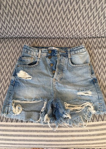 Zara Düğmeli Yırtık Detaylı Mavi Kot Şort