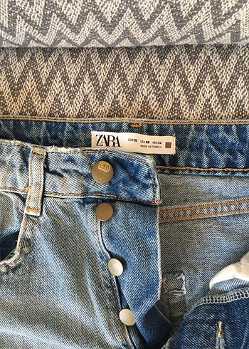 Zara Zara Düğmeli Yırtık Detaylı Mavi Kot Şort