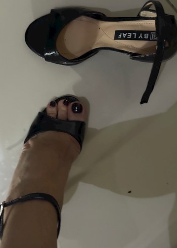 Siyah Rugan Topuklu Tokalı Kadın Ayakkabı