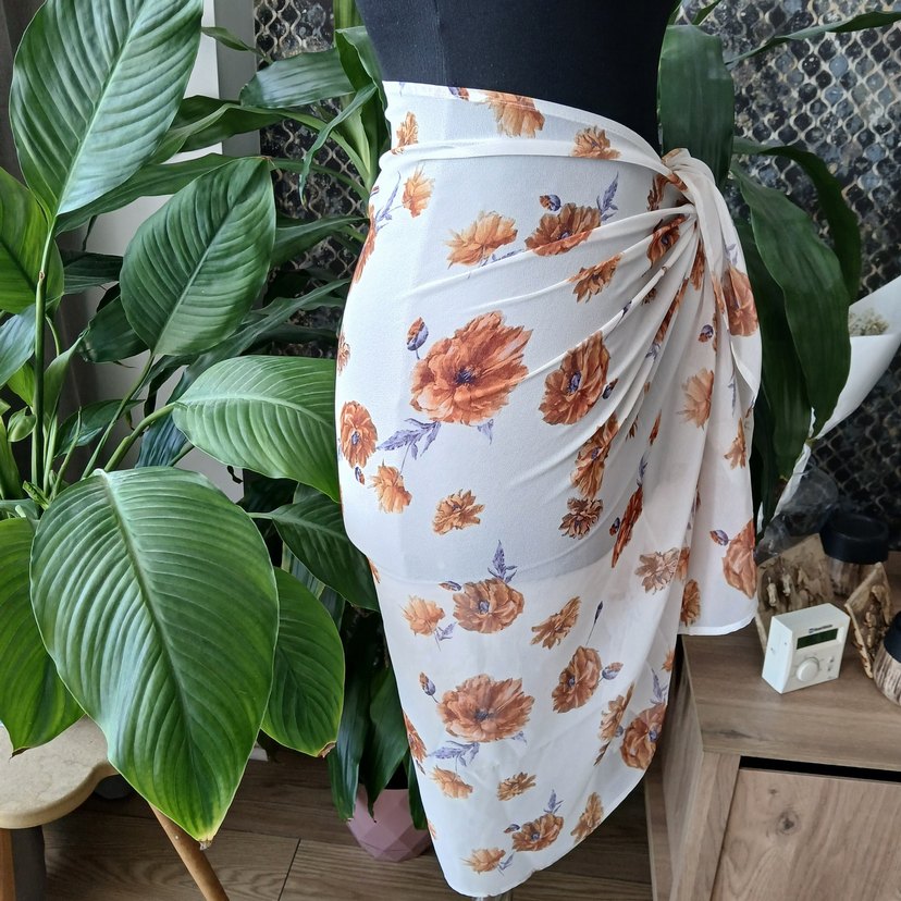 Beyaz Çiçek Desenli Pareo - Görsel 2