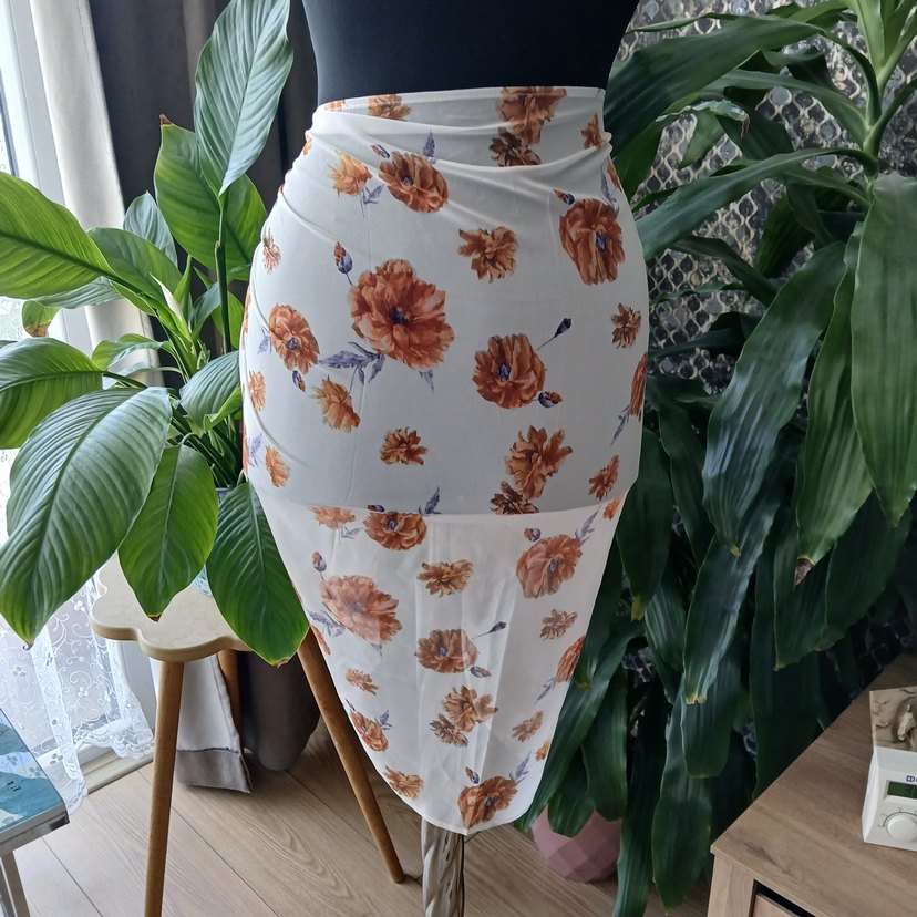 Beyaz Çiçek Desenli Pareo - Görsel 3