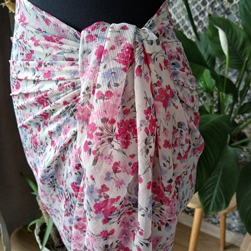 Pembe Çiçek Desenli Drapeli Uzun Pareo - Görsel 4