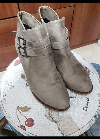 Bej rengi kısa bot