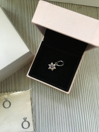 Pandora Kristal Taşlı Sallantılı Çiçek Charm