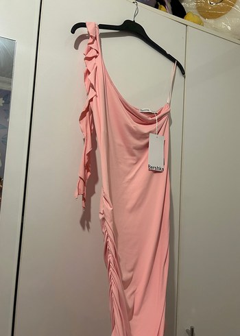 Bershka Pudra Drapeli Asimetrik Uzun Elbise