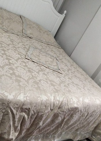 pembe İşlemeli Yatak Örtüsü - Görsel 2