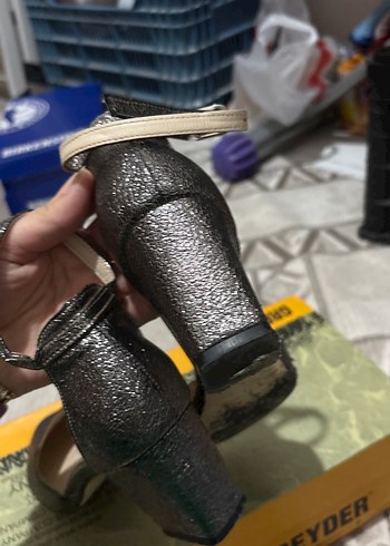 Gri simli Desenli Tokalı Topuklu Kadın Ayakkabı - Görsel 2