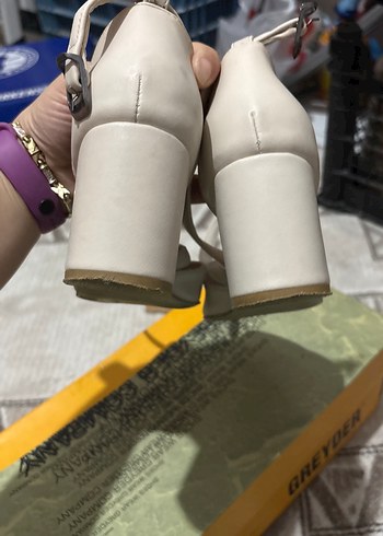 Beyaz Tokalı Kadın Topuklu Ayakkabı - Görsel 2