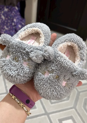 Kız Çocuk Gri Kürklü Nakışlı Sıcak Terlik - Görsel 2