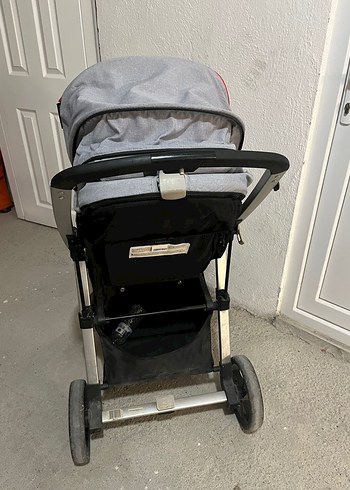 9- 18 kg Beden Gri ve kırmızı bebek arabası