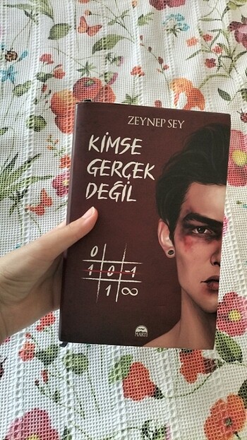 Kimse Gerçek Değil Zeynep Sey