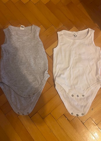 Gri ve Beyaz Kolsuz Bebek Body - Görsel 2