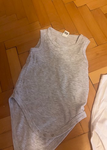 Gri ve Beyaz Kolsuz Bebek Body - Görsel 4