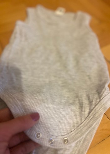 Gri ve Beyaz Kolsuz Bebek Body - Görsel 6