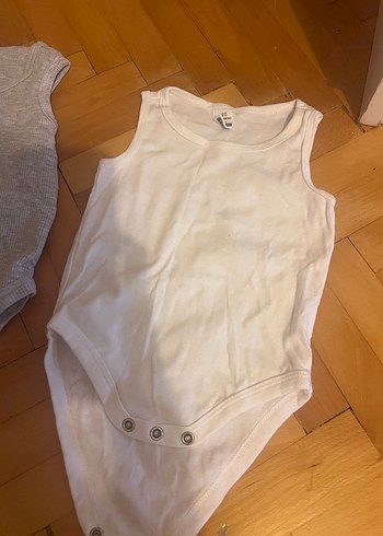 Gri ve Beyaz Kolsuz Bebek Body - Görsel 3