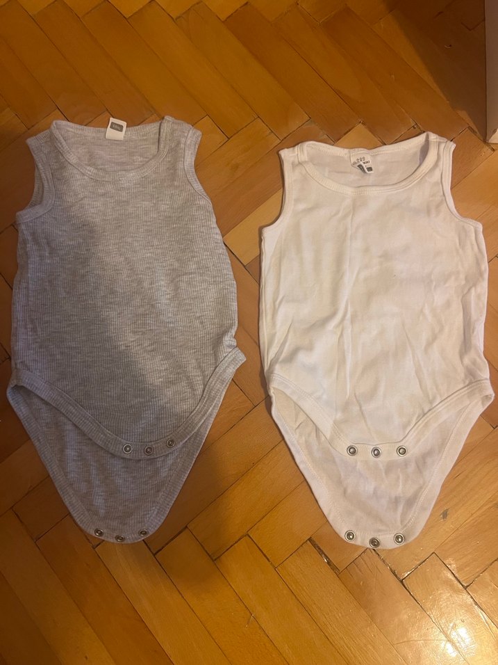 Gri ve Beyaz Kolsuz Bebek Body - Görsel 2