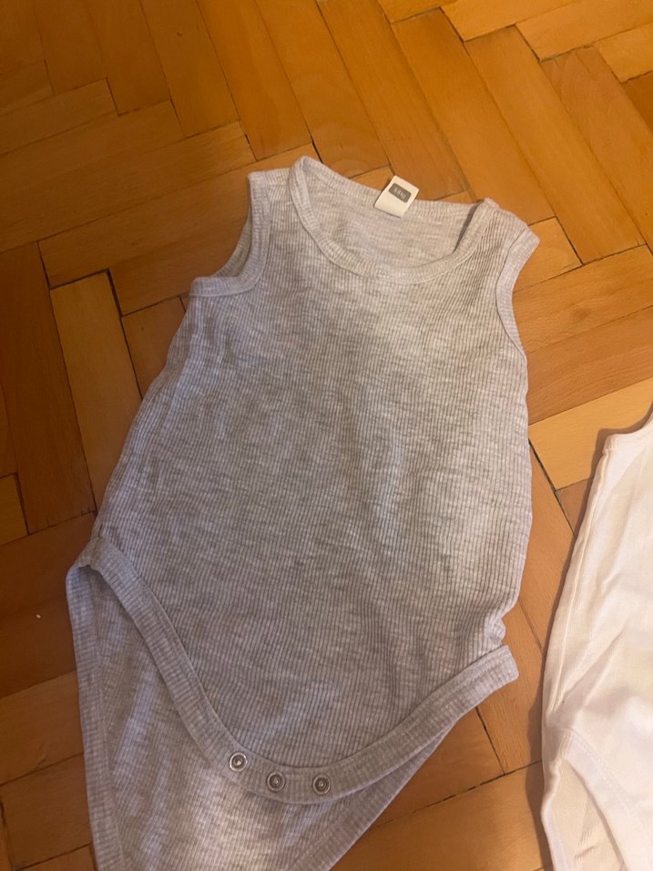Gri ve Beyaz Kolsuz Bebek Body - Görsel 4