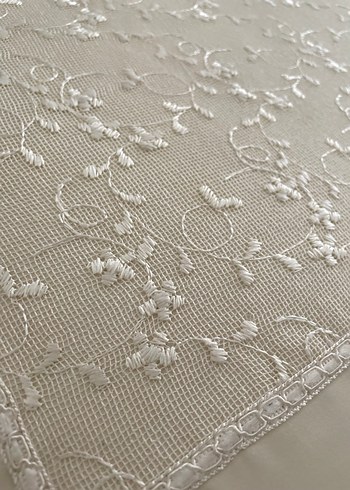 İşlemeli Beyaz Parlak Yatak Örtüsü - Görsel 8