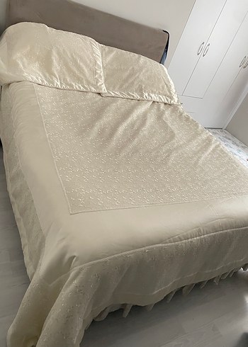 İşlemeli Beyaz Parlak Yatak Örtüsü - Görsel 7