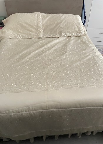 İşlemeli Beyaz Parlak Yatak Örtüsü - Görsel 3