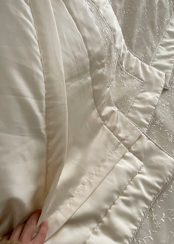 İşlemeli Beyaz Parlak Yatak Örtüsü - Görsel 4