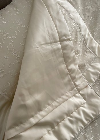 İşlemeli Beyaz Parlak Yatak Örtüsü - Görsel 5