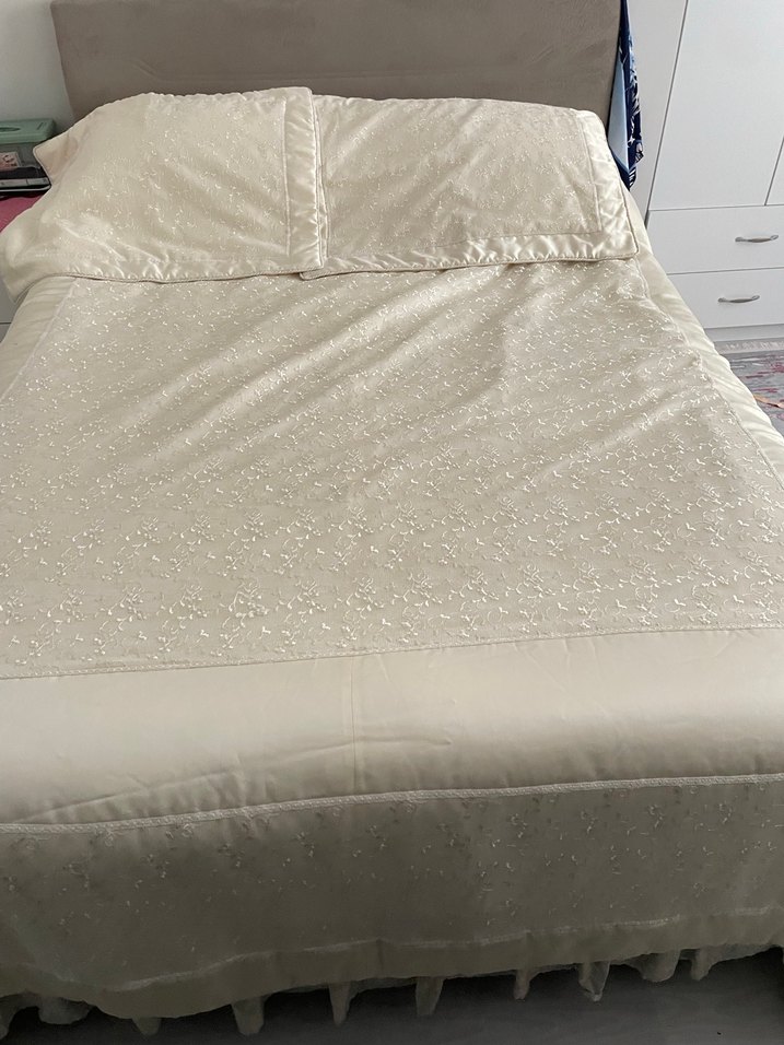 İşlemeli Beyaz Parlak Yatak Örtüsü - Görsel 3