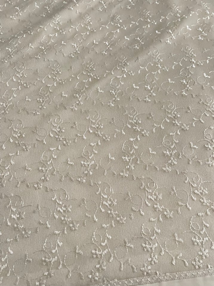 İşlemeli Beyaz Parlak Yatak Örtüsü - Görsel 2