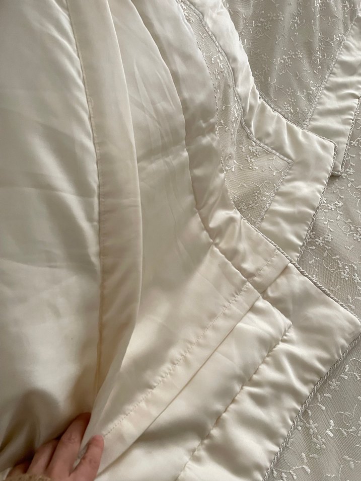 İşlemeli Beyaz Parlak Yatak Örtüsü - Görsel 4