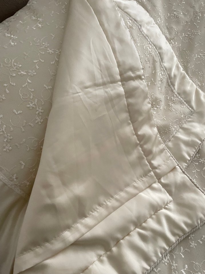 İşlemeli Beyaz Parlak Yatak Örtüsü - Görsel 5