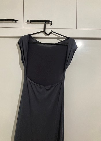 Gri sırt dekolteli elbise - Görsel 3