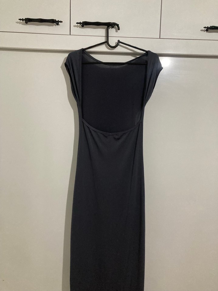 Gri sırt dekolteli elbise - Görsel 2