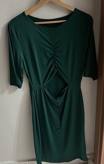 Göbek detaylı zümrüt yeşili elbise