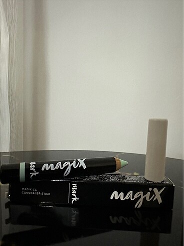Avon Mark CC stik Kapatıcı