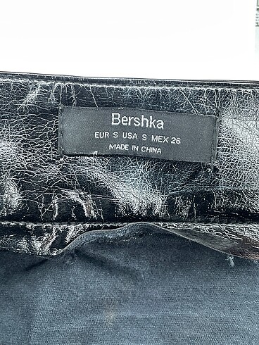 s Beden siyah Renk Bershka Mini Etek %70 İndirimli.