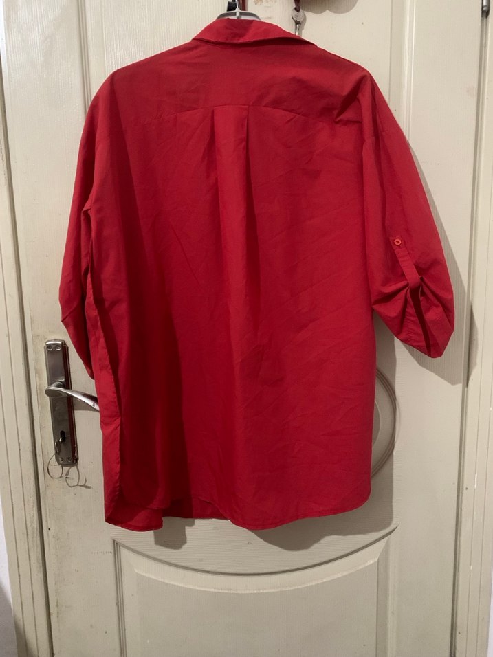 Kırmızı Düğmeli Kadın Gömlek - Görsel 2