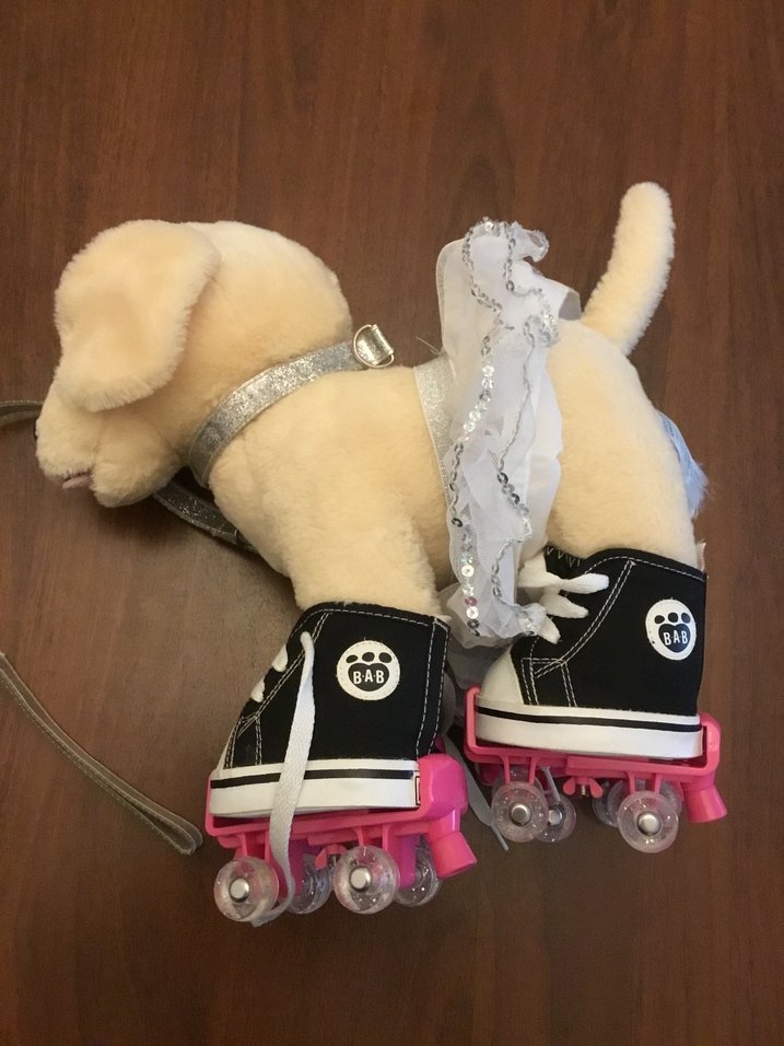 Beyaz Peluş Oyuncak Köpek ve Patenler - Görsel 2