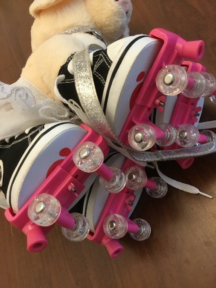 Beyaz Peluş Oyuncak Köpek ve Patenler - Görsel 4