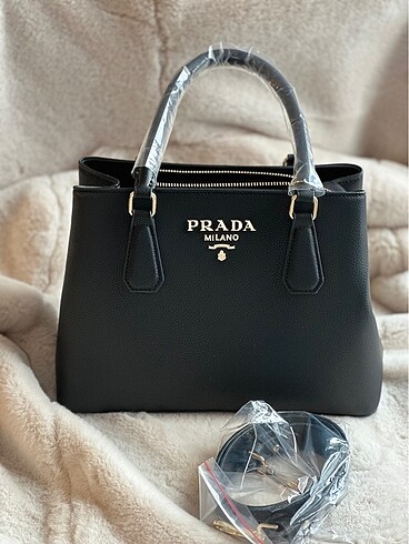 Prada canta