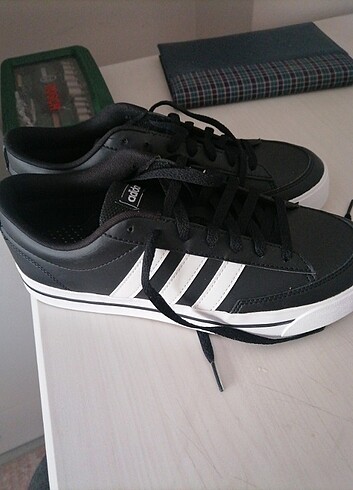 42.5 Beden siyah Renk Adidas ayakkabı.