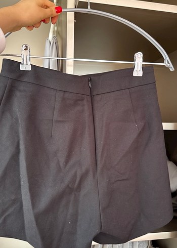 Kırmızı Düğmeli Siyah Midi Mini Etek marka Karol - Görsel 2