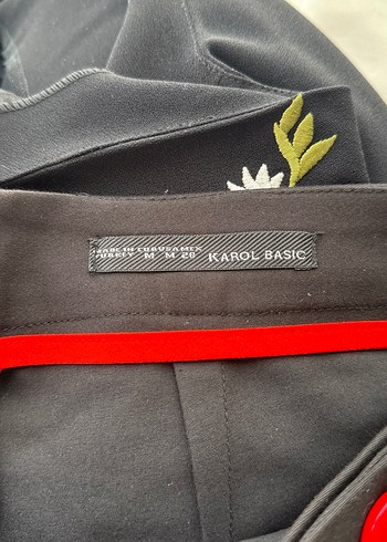 Kırmızı Düğmeli Siyah Midi Mini Etek marka Karol - Görsel 3