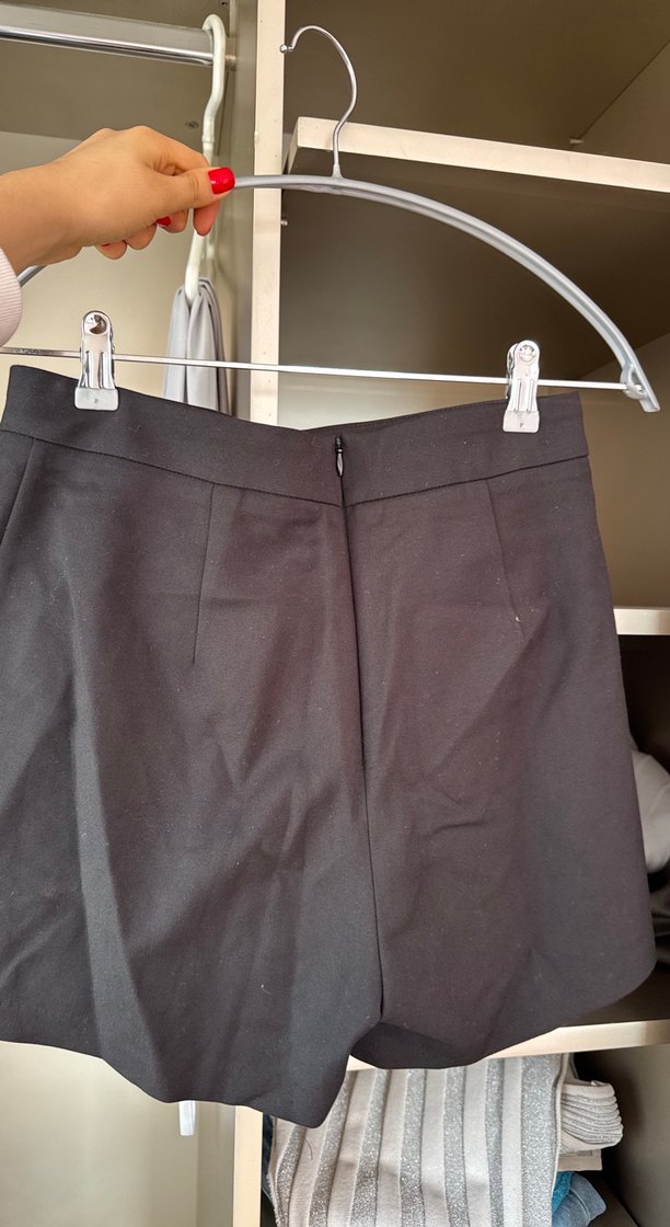 Kırmızı Düğmeli Siyah Midi Mini Etek marka Karol - Görsel 2