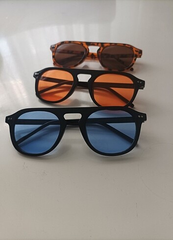 Renkli retro güneş gözlüğü 