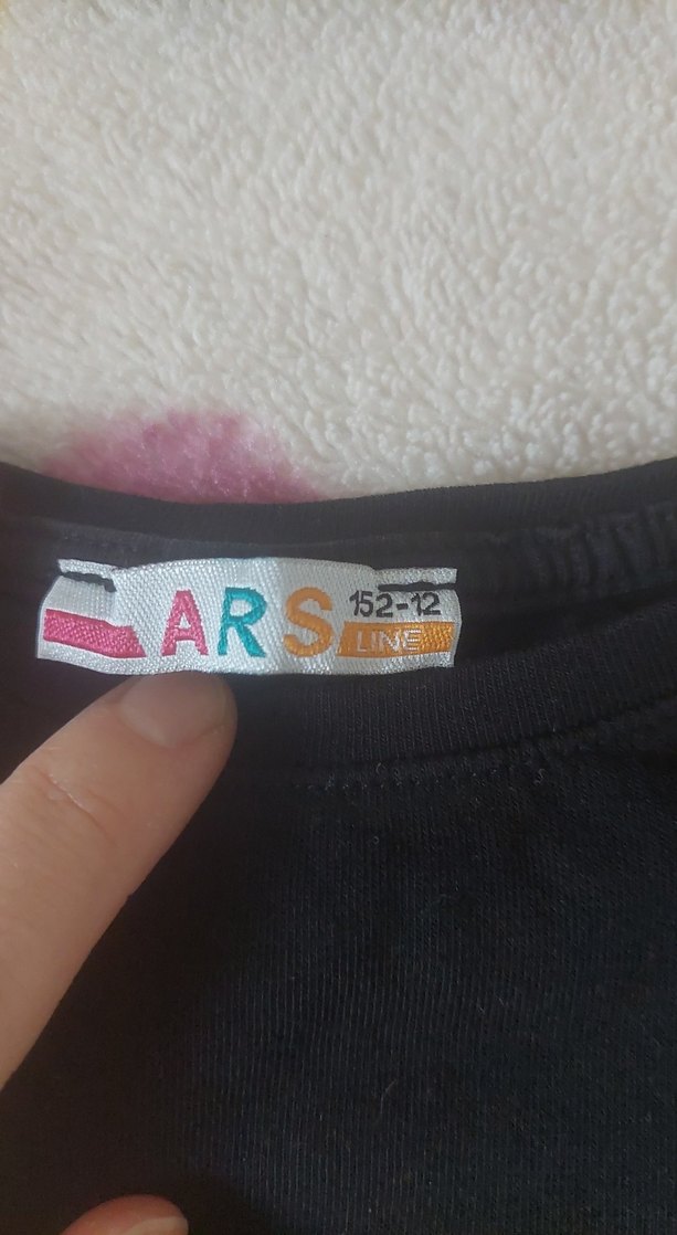 Kızlar için Siyah V-Yaka Baskılı Tişört - Görsel 3