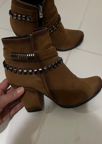 Kahverengi Süet Dolgu Topuklu Kadın Bot - Görsel 4