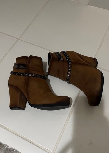 Kahverengi Süet Dolgu Topuklu Kadın Bot - Görsel 3